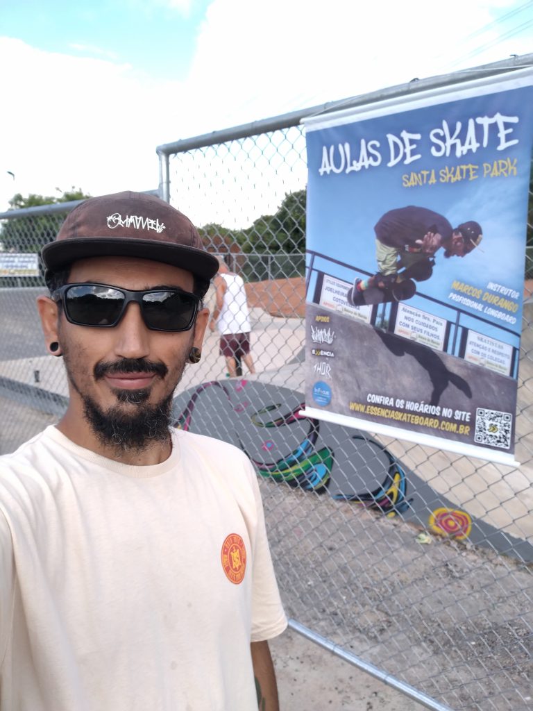 Um curso gratuito de skate para crianças no skatepark de